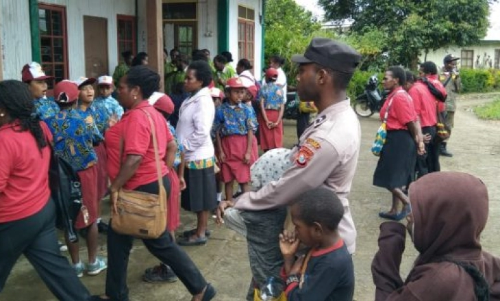 Anak-anak Kabupaten Dogiyai Meriahkan HUT RI ke-77 dengan Binmas Noken Polri