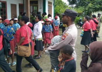 Anak-anak Kabupaten Dogiyai Meriahkan HUT RI ke-77 dengan Binmas Noken Polri