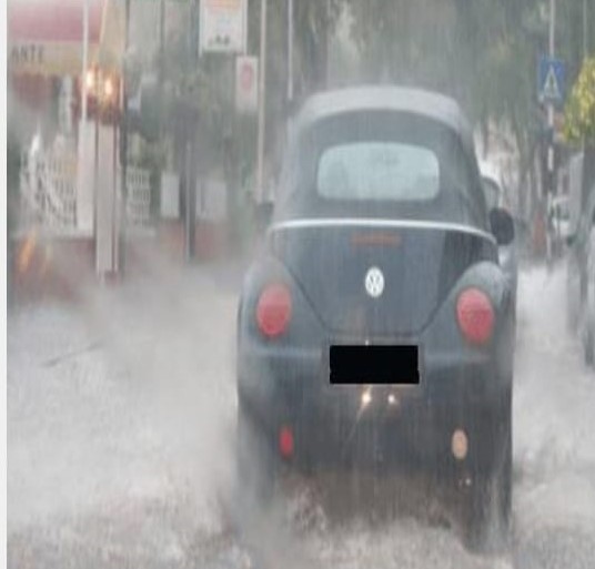 Mobil Susah Dikendalikan di Jalan Basah, Pengemudi Jangan Panik