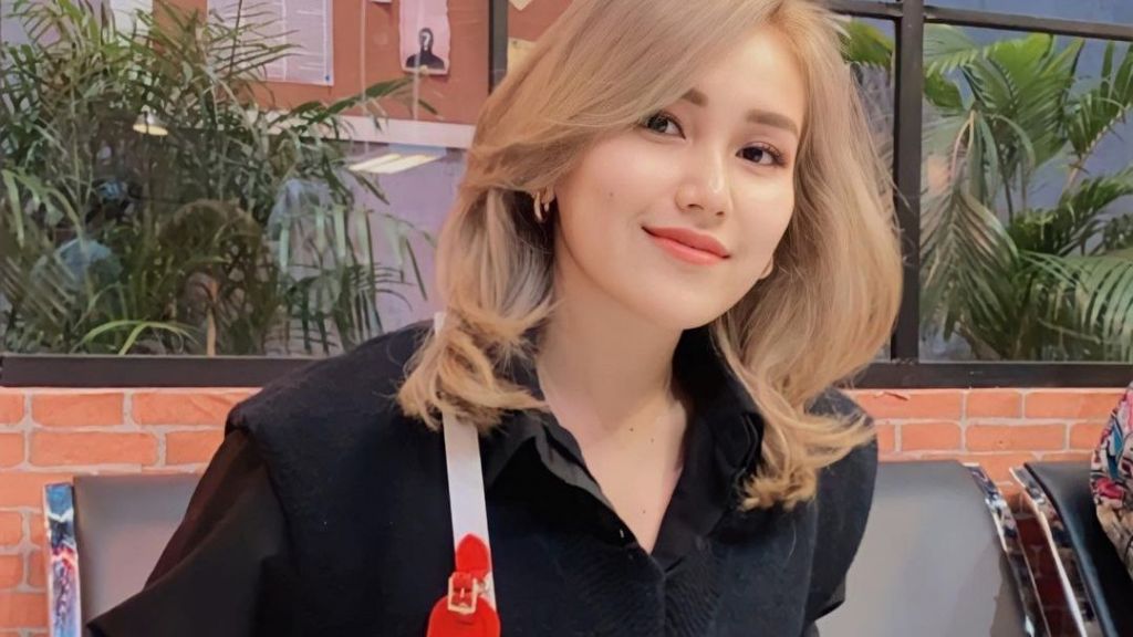 Pamerkan Tas Keluaran Terbaru,  Ayu Ting Ting : Emang Gue sombong