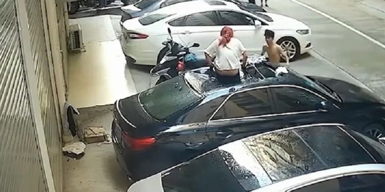 Lagi 'Nganu' Sama Pacar,  Wanita Terjatuh dari Balkon dan Menghantam Mobil