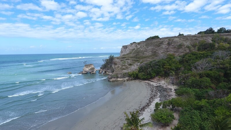 Naik Tebing dan Berkemah di Pantai Watu Parunu  