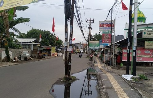 Deadline Sudah Lewat, 20 Tiang Ultilitas Makan Jalan di Ciputat Belum Dicabut