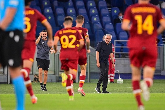 Mourinho Janjikan Trofi untuk Roma