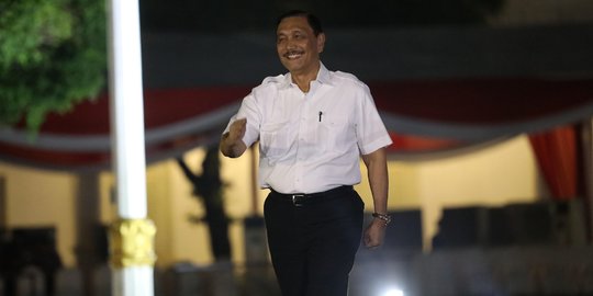 Jokowi Kembali Tunjuk Luhut Pimpin Urusan Kereta Cepat Jakarta - Bandung