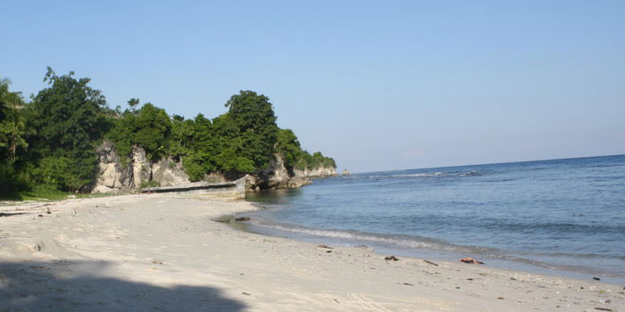 Memandang Pasir Putih dan Birunya Air Laut di Pantai Palippis 