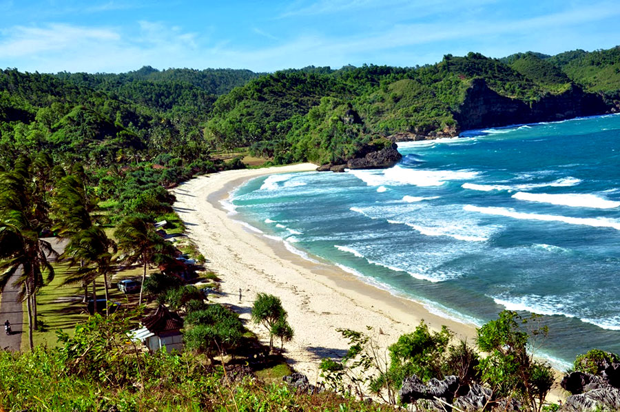 Hamparan Pasir Putih dan Birunya Pantai Teleng Ria Pacitan 