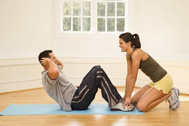 Gak Perlu Ngegym Lakukan Ini di Rumah Agar Perut Tidak Buncit