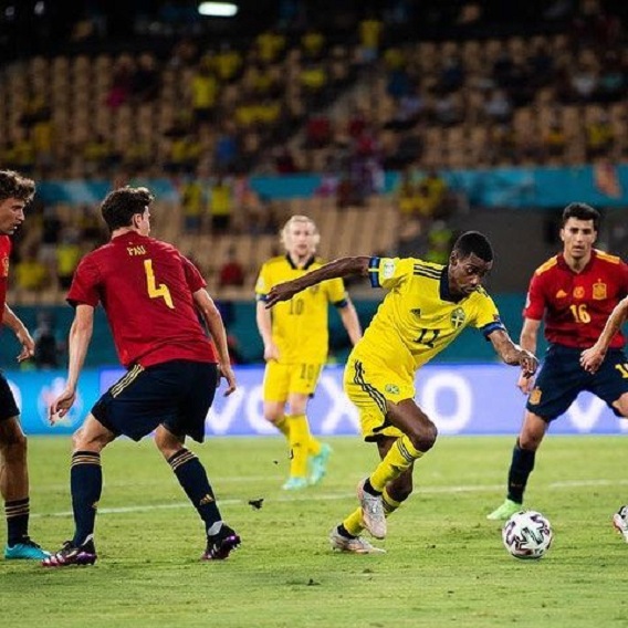 Haaland Kemahalan, Barca Alihkan Bidikan ke Alexander Isak