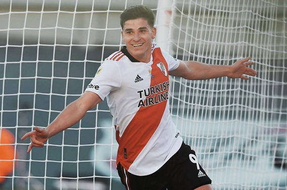 Milan Berniat Bajak Julian Alvarez