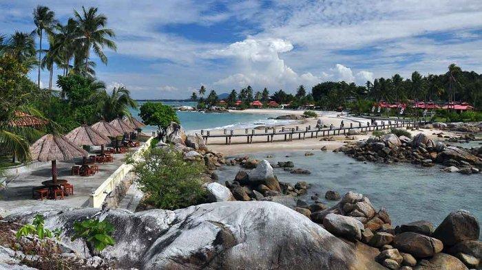 Rock Island di Pantai Parai Tenggiri