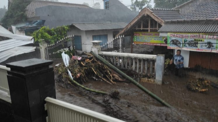 Banjir Bandang Terjang Kota Batu, Warung Hancur dan 11 Orang Hilang