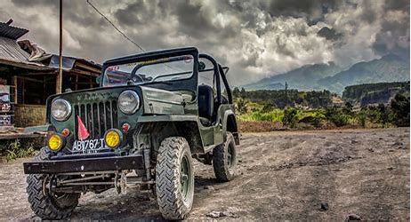 Asiknya Jelajahi Puncak Gunung Telemoyo dengan Jeep