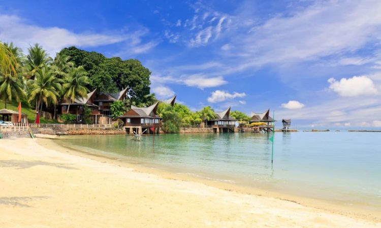 Hamparan Pasir Putih Pantai Nongsa Batam