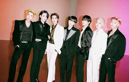BTS Jadi Artis of The Year, Kalahkan Taylor Swift di American Music Awards 2021