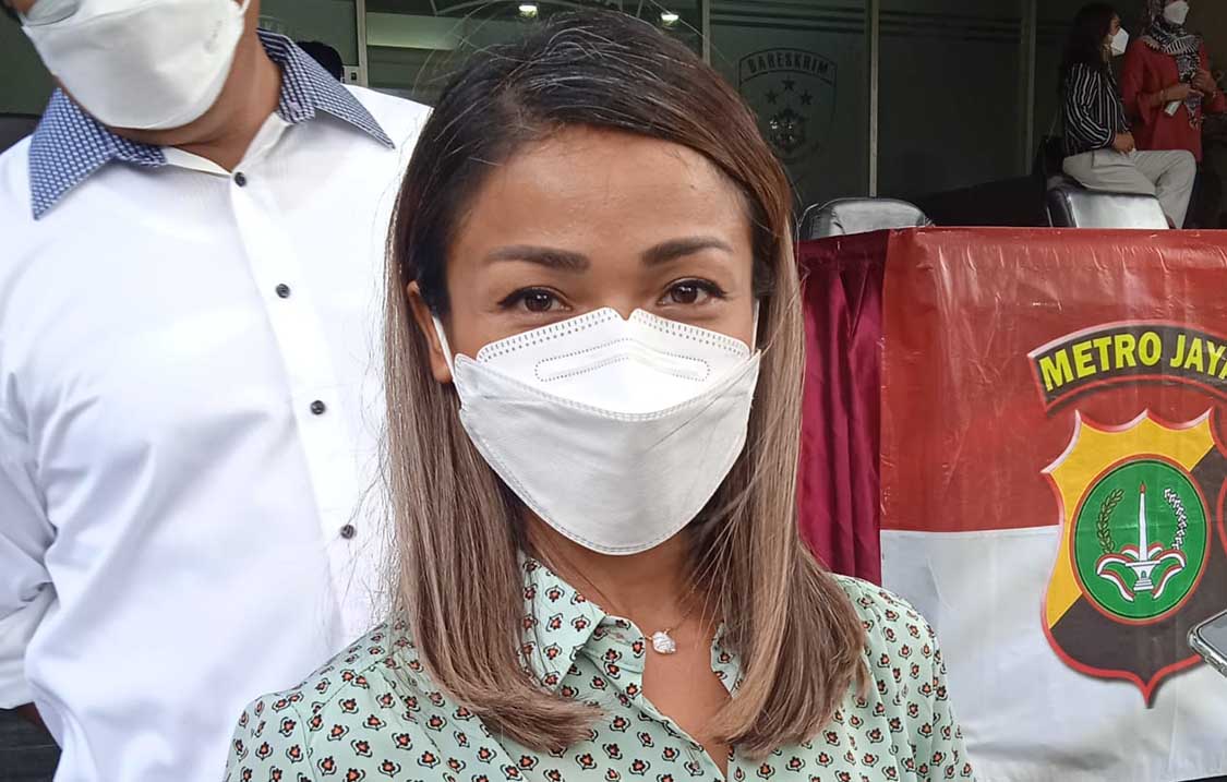 Nirina Zubir Sedih, Ayahnya Sakit dan Suaminya Ernest Lagi Pemulihan