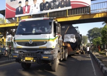 Truk Tangki Tersangkut JPO Grand Mall Kranji Bekasi Berhasil Dievakuasi