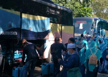 Menag Lepas Ratusan Jemaah Umrah di Asrama Haji Pondok Gede