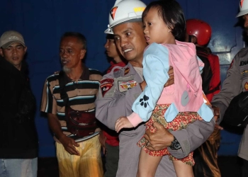 Anggota Brimob Evakuasi Ibu Hamil dari Kepungan Banjir 