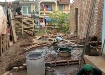 Wanita Rentenir Robohkan Rumah karena Belum Bayar Hutang Rp1, 3 Juta
