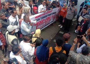 Dugaan Premanisme Oknum Pejabat, Wartawan Kepung Kantor Pemkab Karawang
