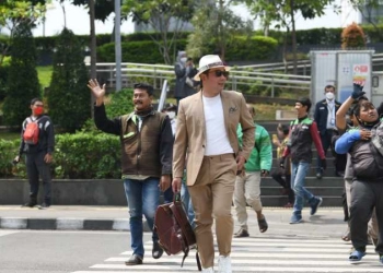 Kang Emil jadi Model Citayam SCBD Fashion Week 