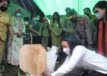 Menteri PPPA Ziarah ke Makam Bocah Perempuan Diduga Korban Kekerasan Seksual