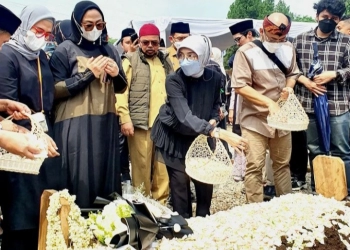 Teh Celli Bupati Karawang Berdoa di Pusara Eril