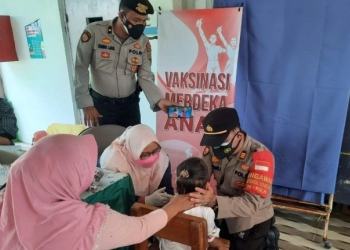 Dikasih Kue dan Disetelkan Video Kartun, Anak Takut Jarum Akhirnya Sukses Disuntik Vaksin