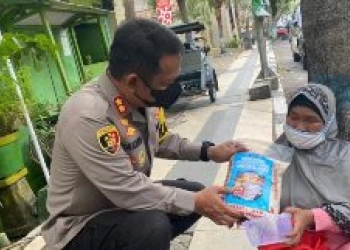 Kapolres Lamongan Gelar Gerakan Humanis Polisi Peduli Berbagi Sembako kepada Disabilitas