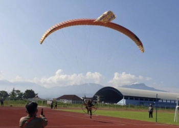 Polisi Pantau Arus Balik Pemudik dengan  Terbang Pakai Paralayang dan Paramotor di Jalur Garut