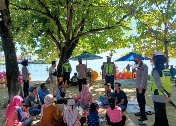 Tim Siaga Polres Jepara Imbau Wisatawan di Pantai Waspada Gelombang Tinggi