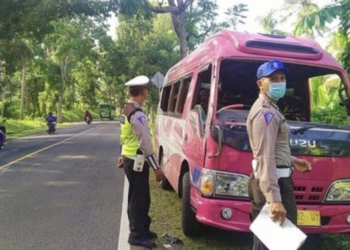 Mobil Travel Terguling, 15 Penumpang Terluka