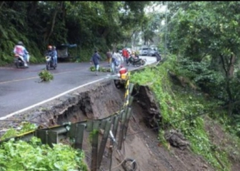 Jalur Gumitir Banyuwangi-Jembar Longsor