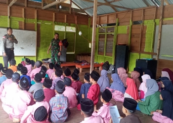 Bhabinkamtibmas dan Babinsa Ajarkan Siswa Madrasah di Pulau Terluar Bahasa Indonesia dan Inggris