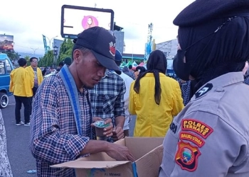 Polwan Polres Ternate Bagikan Takjil kepada Massa Aksi 