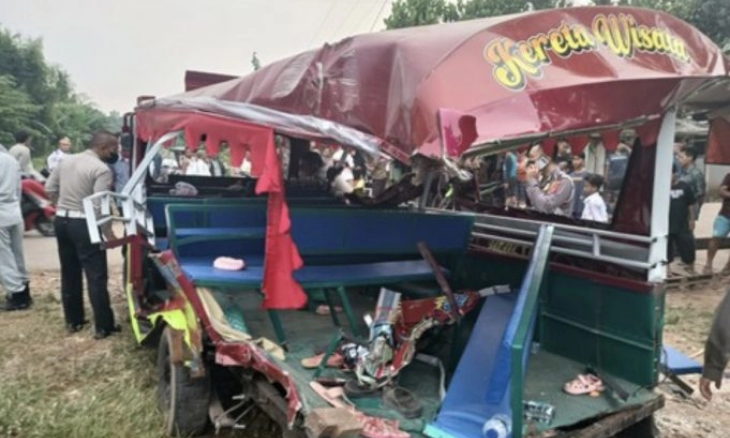 Mobil Odong-odong Ditabrak Kereta, Mayat-mayat Tergeletak Ditutupi Daun Pisang, Karung dan Sarung
