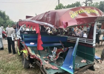 Mobil Odong-odong Ditabrak Kereta, Mayat-mayat Tergeletak Ditutupi Daun Pisang, Karung dan Sarung