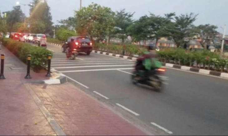 Pemotor Jatuh karena  Speed Bump Dicat Mirip Zebra Cross di Sunter