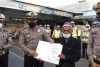 Tukang Becak yang Suka Menyeberangkan Anak Sekolah Dapat Penghargaan