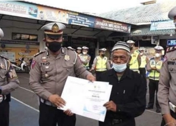 Tukang Becak yang Suka Menyeberangkan Anak Sekolah Dapat Penghargaan