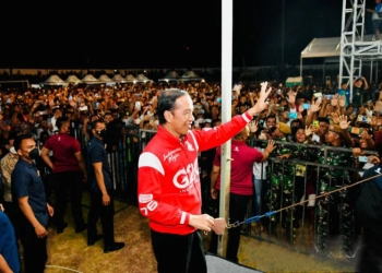 Semalam di Ende, Jokowi dan Iriana Nikmati Musik Slank dan Kla Project