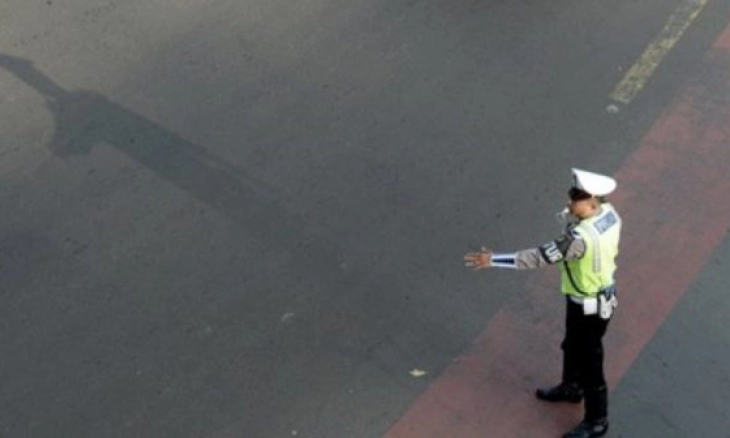 Pemotor Melawan Arah Todong Polisi Pakai Pisau