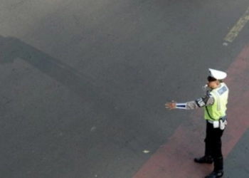 Pemotor Melawan Arah Todong Polisi Pakai Pisau