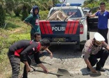 Nyaman Mudik, Polres Aceh Singkil Tambal Jalan Rusak
