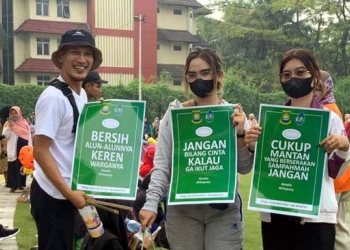 Puluhan Aktivis Lingkungan Hidup Gelar Aksi Bersih di Lapangan Ahmad Yani