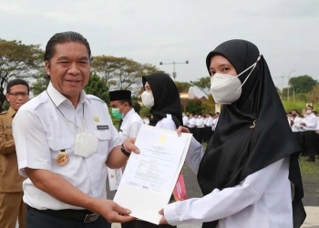 Serahkan SK PPPK, Al Muktabar: Kita Bersama akan Terus Membangun Banten