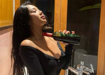 Selebgram Amelia NS Mandi Wine Biar Awet Muda, Botolnya Bikin Salfok