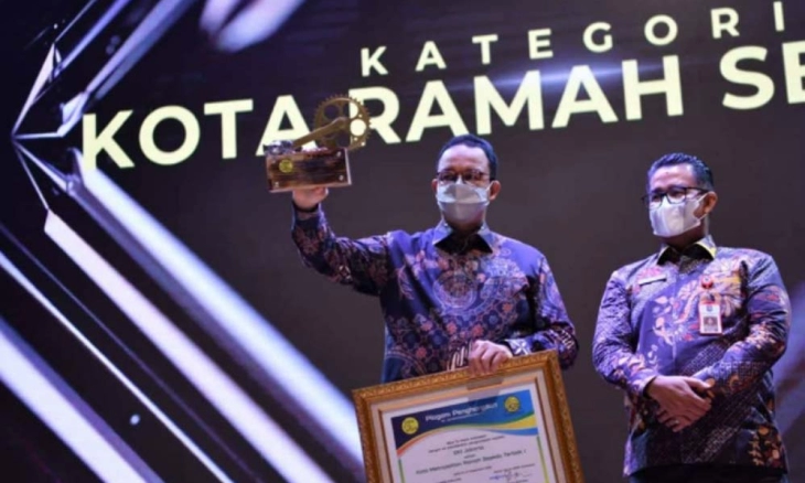Anies Baswedan Terima Penghargaan Jakarta Kota Ramah Sepeda Se-Indonesia