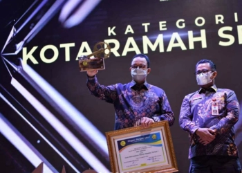 Anies Baswedan Terima Penghargaan Jakarta Kota Ramah Sepeda Se-Indonesia